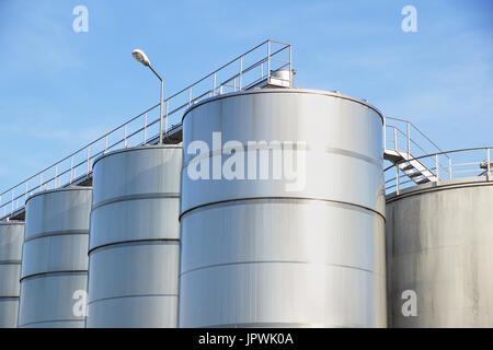 Détail de l'usine de produits chimiques, les silos et les tuyaux . Banque D'Images