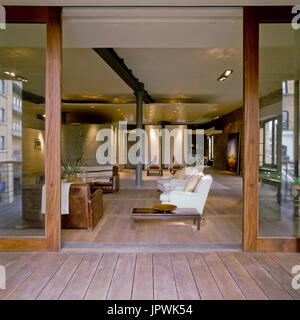 Ouvrir des portes coulissantes menant au salon de style moderne Banque D'Images