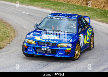 Ex Colin McRae 1997 Subaru Impreza WRC Rally voiture avec chauffeur Steve Rockingham au Goodwood Festival of Speed 2017, Sussex, UK. Banque D'Images