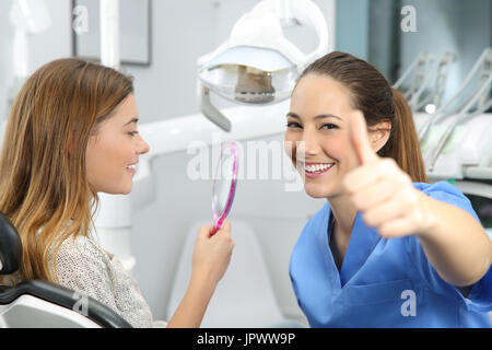 Portrait d'un client satisfait et dentiste dentaire contrôle les résultats au bureau