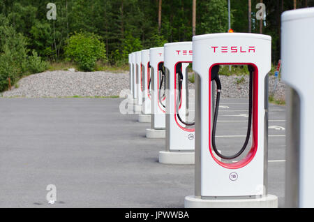 Gävle, Suède - le 17 juillet 2017. Chargeur alimentation Tesla 'Supercharger'. Tesla Motors Inc, station de charge électrique à Gävle bro servicestation juste à l'extérieur Banque D'Images