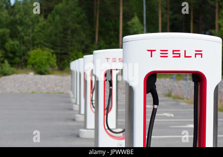 Gävle, Suède - le 17 juillet 2017. Chargeur alimentation Tesla 'Supercharger'. Tesla Motors Inc, station de charge électrique à Gävle bro servicestation juste à l'extérieur Banque D'Images