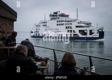 L'île de Wight Car-ferry, sainte Claire, entrant dans le port de Portsmouth Banque D'Images