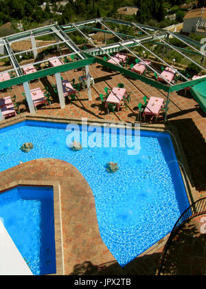 Piscine de l'hôtel et restaurant à Mijas village dans les montagnes de l'Espagne Banque D'Images