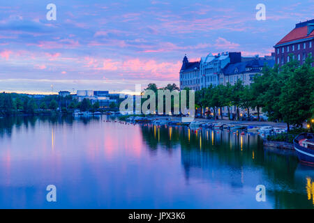 Vue du coucher de soleil d'kaisaniemenlahti bay, à Helsinki, Finlande Banque D'Images