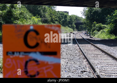 Le train de marchandises voie unique utilisée par Conrail courbes sous le pont nord Mascher dans l'Fairhill/Kensington ouest section de Philadelphie, Pennsylvanie. Banque D'Images