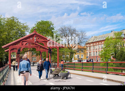 Les personnes qui traversent la vieille ville (pont Gamle Bybro) à travers River Nidelva avec un Lykkens portal (1861) en été. Trondheim Norvège Scandinavie Banque D'Images