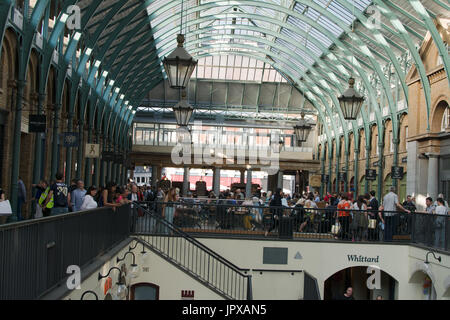 Covent Garden London restaurant extérieur nourriture manger des gens espace couvert assis place assise arche lumières lampes lampe lumière vieil âge victorien vert Banque D'Images