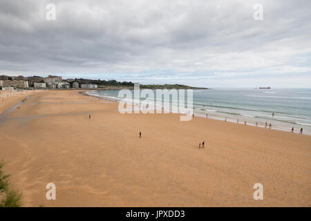 Vue grand angle de la plage de Sardinero dans une journée nuageuse (Santander, Cantabria, Espagne). Banque D'Images