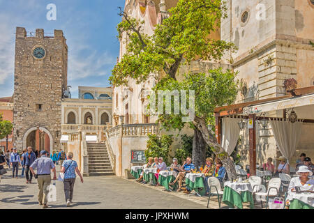 Les gens se détendre dans la place principale Taormina Italie Banque D'Images