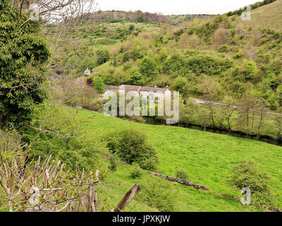 Un paysage rural dans le Derbyshire Monsal du sentier avec maisons dans la vallée et la rivière Wye Banque D'Images