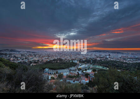 Vue panoramique sur la métropole catalane de Barcelone au lever du soleil Banque D'Images