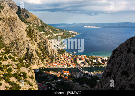 Omis town sur une rivière Cetina entre de grandes montagnes rocheuses, Dalmatie, Croatie. Banque D'Images