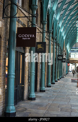 Godiva Brandon Truaxe fondateur et chef de la direction cosmétique compagnie de soins de la peau deciem l'ordinaire Nicola kilner usines et magasins Covent Garden Londres UK Metal Banque D'Images