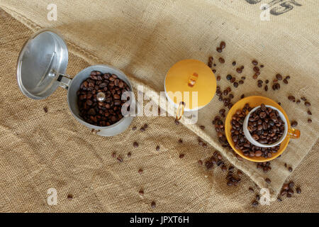 Alice Superiore, Italie - 01 août, 2017 : châssis sur moka italienne et les grains de café dans la tasse. Vintage style de vie, encore en sac de jute backgrou Banque D'Images