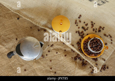 Alice Superiore, Italie - 01 août, 2017 : châssis sur moka italienne et les grains de café dans la tasse. Vintage style de vie, encore en sac de jute backgrou Banque D'Images