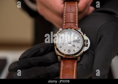 Réparation de montre montre femme de finition pour vérifier du site approuvé Banque D'Images