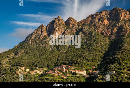 Massif du Capo d'Ota sur la colline ville d'Ota, au coucher du soleil, Gorges de Spelunca, Corse-du-Sud, Corse, France Banque D'Images