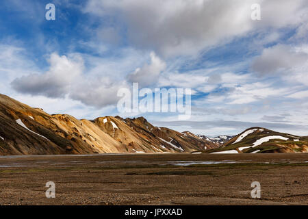 Les montagnes de rhyolite, camping près de la Réserve Naturelle de Fjallabak, Landmannalaugar, Islande Banque D'Images