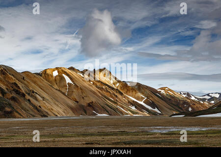 Les montagnes de rhyolite, camping près de la Réserve Naturelle de Fjallabak, Landmannalaugar, Islande Banque D'Images