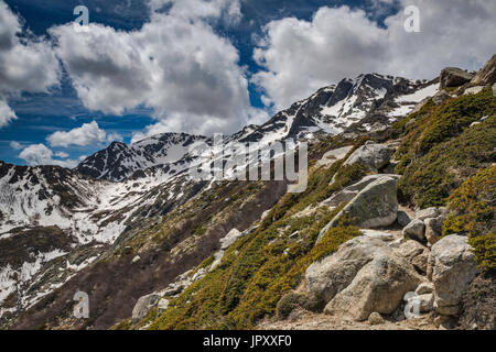 Les nuages au-dessus de Monte Renoso spectaculaire sommet, à droite, vu de la variante du sentier GR 20 près de Capannelle des refuges de montagne, Haute-Corse, Corse, France Banque D'Images