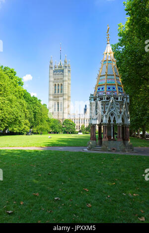 Londres, ANGLETERRE - août 2012 ; Buxton Memorial Fountain et Tour Victoria. Banque D'Images