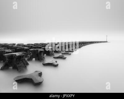 Une longue exposition de droit de défense de la mer à Felixstowe. Banque D'Images