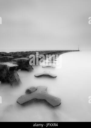 Une longue exposition de droit de défense de la mer à Felixstowe. Banque D'Images