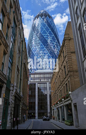 Londres, ANGLETERRE - août 2012 ; le célèbre 30 St Mary Axe bâtiment. Banque D'Images