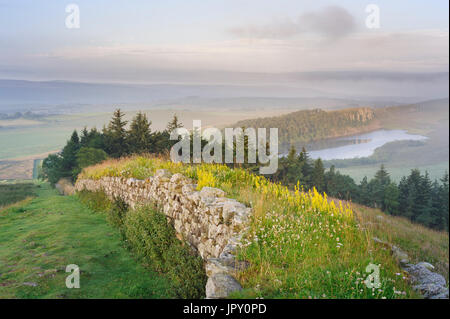 Mur d'Hadrien et Crag Lough de Hotbanks dans le Parc National de Northumberland Banque D'Images