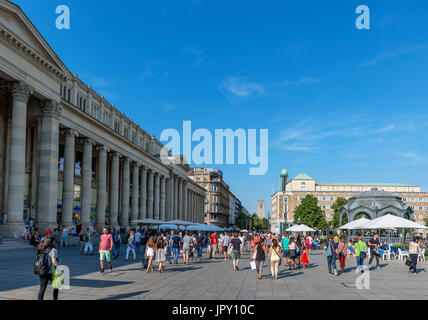 Vue vers le bas Konigstrasse, la principale rue commerçante, à partir de la Schlossplatz, Stuttgart, Bade-Wurtemberg, Allemagne Banque D'Images