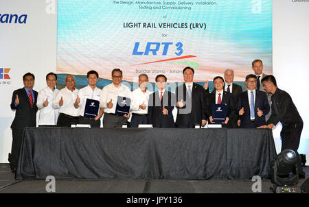 Kuala Lumpur, Malaisie. 2 Août, 2017. Les clients posent pour des photos après la cérémonie de signature de l'accord qui s'est tenue à Kuala Lumpur, Malaisie, le 2 août 2017. Prasarana Malaisie, une infrastructure de transport public, l'entreprise a signé un accord avec un consortium dirigé par la Chine du matériel roulant fabricant CRRC mercredi pour présenter le pilote automatique d'un réseau de transport public de la Malaisie. Credit : Chong Chung Voon/Xinhua/Alamy Live News Banque D'Images