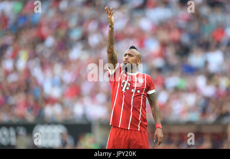 Munich, Allemagne. 2 Août, 2017. Arturo Vidal de Munich gesticule au cours de l'Audi Cup SSC Naples vs Bayern Munich match à l'Allianz Arena de Munich, Allemagne, le 2 août, 2017. Photo : Andreas Gebert/dpa/Alamy Live News Banque D'Images