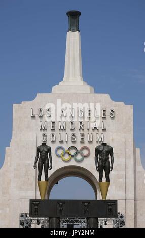 2 août 2017 - Los Angeles, Californie, États-Unis - la façade de la Los Angeles Memorial Coliseum de Los Angeles. Los Angeles sera l'hôte des Jeux Olympiques et Paralympiques de 2028. (Crédit Image : © Ringo Chiu via Zuma sur le fil) Banque D'Images