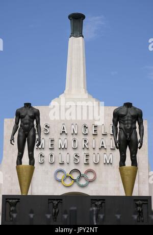 2 août 2017 - Los Angeles, Californie, États-Unis - la façade de la Los Angeles Memorial Coliseum de Los Angeles. Los Angeles sera l'hôte des Jeux Olympiques et Paralympiques de 2028. (Crédit Image : © Ringo Chiu via Zuma sur le fil) Banque D'Images