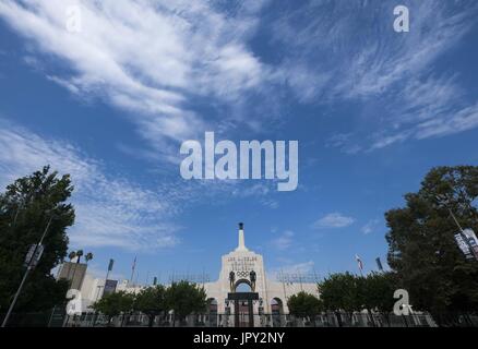 2 août 2017 - Los Angeles, Californie, États-Unis - la façade de la Los Angeles Memorial Coliseum de Los Angeles. Los Angeles sera l'hôte des Jeux Olympiques et Paralympiques de 2028. (Crédit Image : © Ringo Chiu via Zuma sur le fil) Banque D'Images