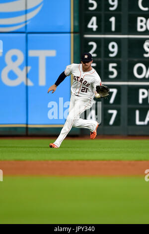 1 août 2017 : le voltigeur des Houston Astros Derek Fisher (21) Les champs d'une balle au champ gauche pendant un match entre les Astros de Houston et les Rays de Tampa Bay au Minute Maid Park de Houston, TX. Chris Brown/CSM Banque D'Images