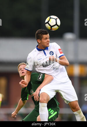 Oskar Zawada (KSC) im Zweikampf mit Thore Jacobsen (Werder Brême 2). GES/ Fussball/ 3. Liga : SV Werder Bremen 2 - Karlsruher SC, 02.08.2017 --/ Football Soccer 3e Division : SV Werder de Brême 2 vs Karlsruher SC, Brême, Août 02, 2017 -- | Verwendung weltweit Banque D'Images