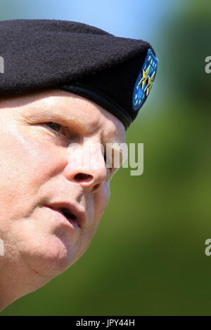 Rock Island Arsenal, Iowa, États-Unis. Le 25 juillet, 2017. Commande de soutien de l'armée américaine, le général commandant entrant Duane Gamble parle après la cérémonie de passation de commandement sur le champ de parade sur le Rock Island Arsenal Mardi, 25 juillet 2017. Crédit : Kevin E. Schmidt/Quad-City Times/ZUMA/Alamy Fil Live News Banque D'Images