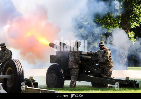 Rock Island Arsenal, Iowa, États-Unis. Le 25 juillet, 2017. Une salve de 17 est tiré pendant au cours de l'armée américaine commande Soutien Cérémonie de passation de commandement du commandant entrant, le Major-général Duane Gamble Mardi, 25 juillet 2017 sur le Rock Island Arsenal. Crédit : Kevin E. Schmidt/Quad-City Times/ZUMA/Alamy Fil Live News Banque D'Images