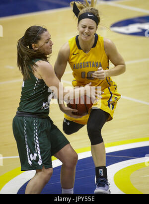 Rock Island, Iowa, États-Unis. 18 janvier, 2017. L'Augustana Izzy Anderson (10) se heurte à l'Illinois Wesleyan's Amanda Kelly (12) au cours de la troisième période de leur jeu à l'Augustana College à Rock Island le mercredi 18 janvier, 2017. L'Augustana défait Illinois Wesleyan, 83-73. Credit : Andy Abeyta/Quad-City Times/ZUMA/Alamy Fil Live News Banque D'Images