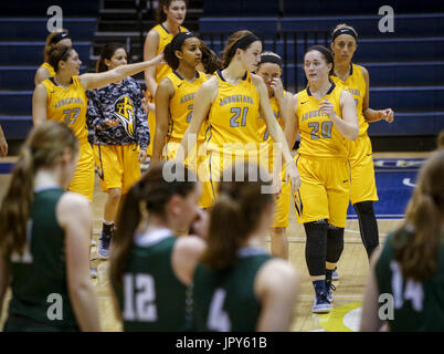 Rock Island, Iowa, États-Unis. 18 janvier, 2017. Les joueurs entrent à Augustana se serrent jusqu'à l'Illinois Wesleyan joueur sort le tribunal après l'Augustana remporte la partie 83-73 dans l'île aux pierres le mercredi, Janvier 18, 2017. Credit : Andy Abeyta/Quad-City Times/ZUMA/Alamy Fil Live News Banque D'Images