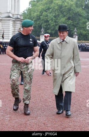 Londres, Royaume-Uni. 2 Août, 2017. Le Prince Philippe de Grande-Bretagne(R)avant de sourire alors qu'il assiste à une parade dans le rôle des Royal Marines' capitaine général pour la dernière fois au palais de Buckingham à Londres, Angleterre le 2 août 2017. Le prince Philip, époux de la reine Elizabeth II, effectue son dernier mercredi d'engagement du public en solo avant qu'il se retire de ses devoirs royaux. Credit : Piscine/Xinhua/Alamy Live News Banque D'Images