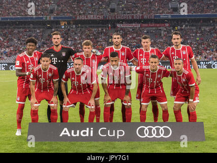 Munich, Allemagne. 1er août 2017. Bayern line-up du groupe l'équipe de football/soccer : l'équipe de Bayern photo de groupe (rangée du haut - de gauche à droite) David Alaba, Sven Ulreich, Thomas Muller, Javi Martinez, Robert Lewandowski, Mats Hummels, (rangée du bas - de gauche à droite) James Rodriguez, Franck Ribery, Corentin Tolisso, Rafinha et Thiago Alcantara avant l'Audi Cup 2017 match entre FC Bayern Munchen 0-3 Liverpool FC à l'Allianz Arena de Munich, Allemagne . Credit : Maurizio Borsari/AFLO/Alamy Live News Banque D'Images