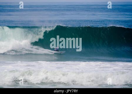 Huntington Beach, USA. 02 août, 2017. Carlos Munoz (CRI) participe à la 2e ronde d'hommes à la concurrence du SQ 2017 CARS US Open de surf. Credit : Benjamin Ginsberg/Alamy Live News. Banque D'Images