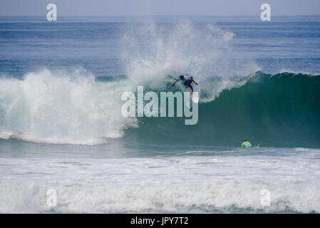 Huntington Beach, USA. 02 août, 2017. Carlos Munoz (CRI) remporte sa 2e ronde de chaleur au men's QS compétition à l'US Open 2017 CARS de surf. Credit : Benjamin Ginsberg/Alamy Live News. Banque D'Images