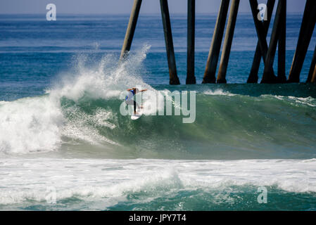 Huntington Beach, USA. 02 août, 2017. Yago Dora (BRA) participe à la 2e ronde d'hommes à la concurrence du SQ 2017 CARS US Open de surf. Credit : Benjamin Ginsberg/Alamy Live News. Banque D'Images