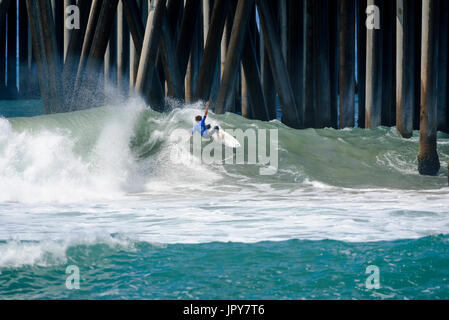 Huntington Beach, USA. 02 août, 2017. Yago Dora (BRA) participe à la 2e ronde d'hommes à la concurrence du SQ 2017 CARS US Open de surf. Credit : Benjamin Ginsberg/Alamy Live News. Banque D'Images