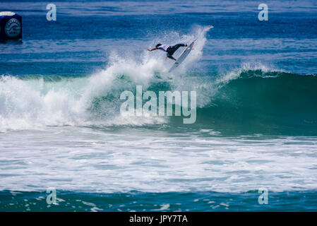 Huntington Beach, USA. 02 août, 2017. Carlos Munoz (CRI) taies vers le ciel au cours de sa phase 2 de chaleur de la compétition masculine de QS à l'US Open 2017 CARS de surf. Credit : Benjamin Ginsberg/Alamy Live News. Banque D'Images