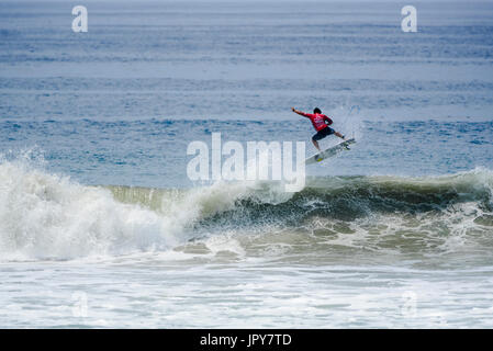 Huntington Beach, USA. 02 août, 2017. YKeanu Asing (USA-Texas) tourne au-dessus de la lèvre dans la compétition à la QS 2017 CARS US Open de surf. Credit : Benjamin Ginsberg/Alamy Live News. Banque D'Images